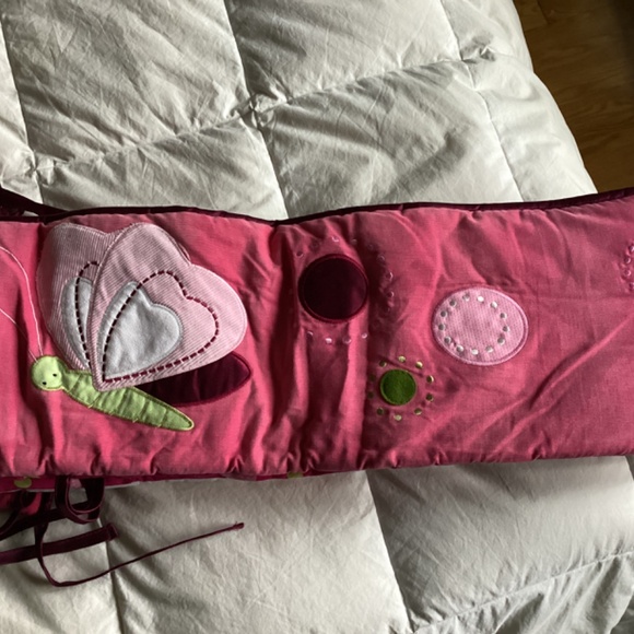 LAMBS & IVY DEEP PINK & WHITE BUTTERFLY THEMED PAD INSIDE/ OUTSIDE OF BED - Picture 2 of 15